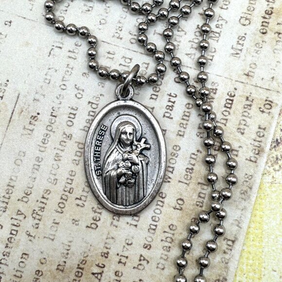 Vintage Saint St Theresa Therese Rustic Religious Medal Pendant Charm Necklace - Picture 6 of 9